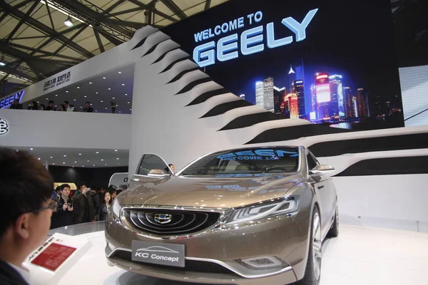 Visitors Look Emgrand Concept Geely 15Th Shanghai International Automobile Industry — Stock Photo, Image