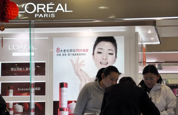 Vásárlók Vásárolni Loreal Kozmetikumok Bőrápoló Termékek Egy Bevásárlóközpont Qingdao Város — Stock Fotó