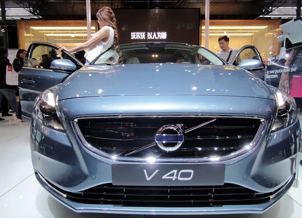 Návštěvníci Mohou Prohlédnout Volvo V40 Během Výstavy Mezinárodní Automobilové Branže — Stock fotografie