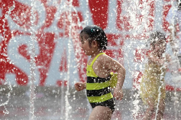 2013年8月1日 在辽宁省沈阳市的一个炎热的日子里 小女孩们在饮水机里玩水降温 — 图库照片