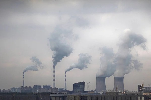 Fumul Este Descărcat Din Coșuri Fum Turnuri Răcire Centrală Electrică — Fotografie, imagine de stoc