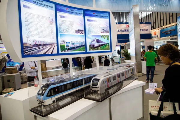Visitante Olha Para Modelos Trens Crh Estande Csr China South — Fotografia de Stock