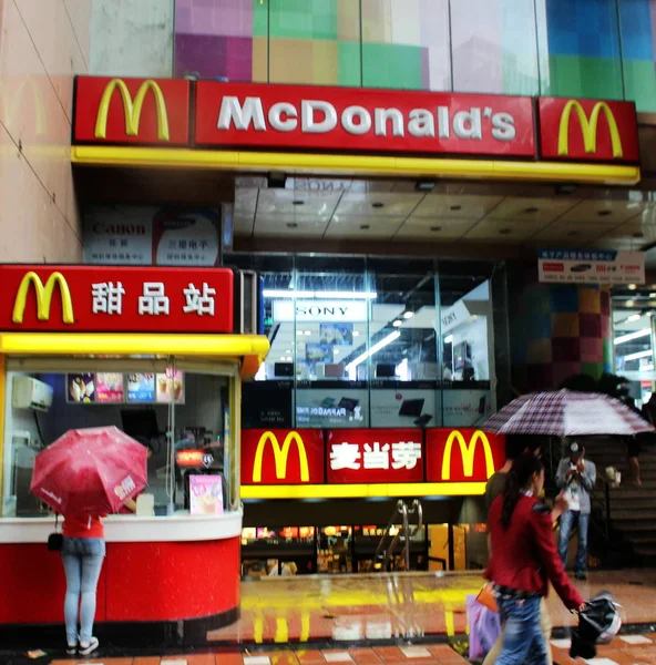 Clientes Passam Por Restaurante Fast Food Mcdonalds Shopping Center Chongqing — Fotografia de Stock