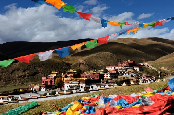 View Prayer Flags Front Ganden Thubchen Choekhorling Monastery Lithang Monastery — Stock Photo, Image