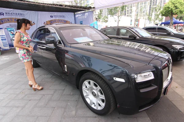 Visitante Olha Para Uma Limusine Rolls Royce Importada Durante Show — Fotografia de Stock