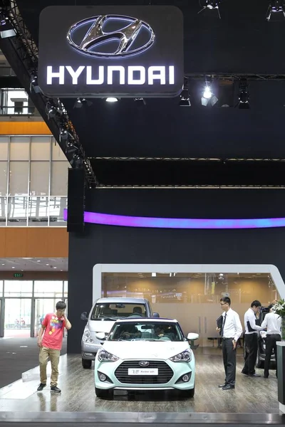 Los Visitantes Observan Los Coches Hyundai Durante Una Exposición Automóviles —  Fotos de Stock