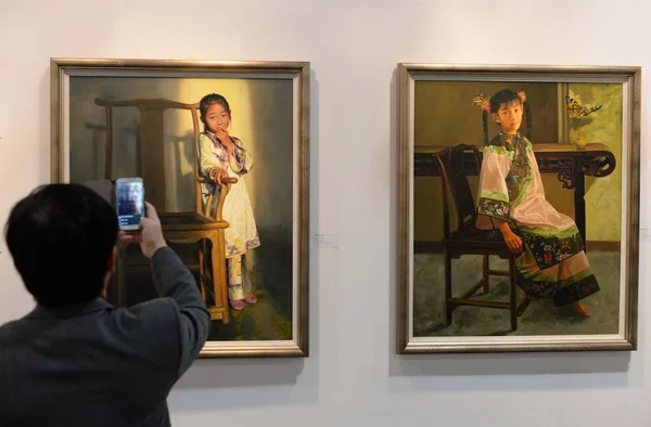 Visitante Tira Fotos Pinturas Óleo Artista Taiwanês Wang Zun Durante — Fotografia de Stock