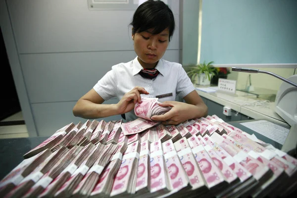 Empleado Chino Cuenta Con Rmb Renminbi Una Sucursal Del Banco — Foto de Stock