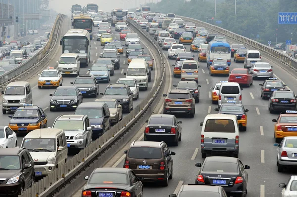 Des Masses Véhicules Déplacent Lentement Dans Embouteillage Sur Une Route — Photo