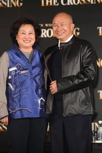香港导演吴宇森 和妻子吴宇森在台湾台北举行的新片 新闻发布会上摆姿势 — 图库照片