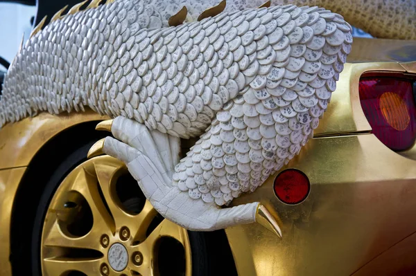 Вид Задней Ноги Когтей Дракона Обмотанного Золотом Костями Яка Bmw — стоковое фото
