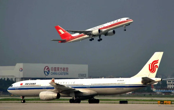 上海航空の飛行機としてエアチャイナのエアバスA330 300ジェット機 フロント タクシーは 中国の上海虹橋国際空港で離陸 2012年7月7日 — ストック写真