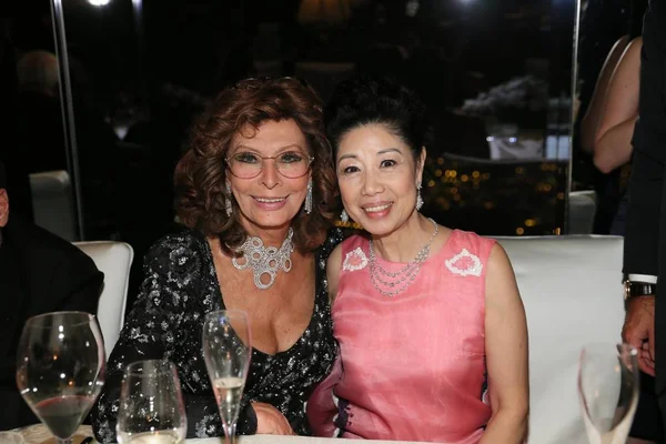 Talyan Aktris Sophia Loren Sol Bir Konuk Ile Makao Çin — Stok fotoğraf
