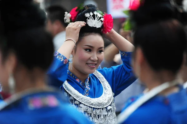 Kinesisk Kvinna Miao Etnisk Minoritet Klädd Traditionell Miao Kostym Justerar — Stockfoto