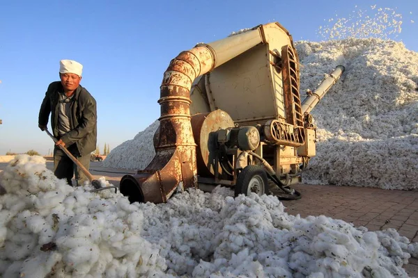 Ein Chinesischer Arbeiter Verstaut Baumwolle Auf Einer Werft Der Stadt — Stockfoto