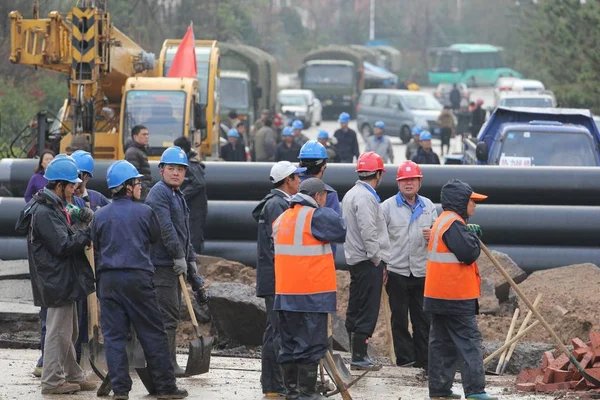 Chińscy Pracownicy Przygotowują Się Ustanowienia Nowych Rur Miejscu Wypadku Gdzie — Zdjęcie stockowe