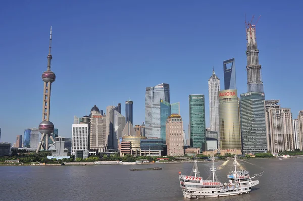 トッピング アウト上海タワー建設中 背が高い 上海世界金融センター 最も高い 東方明珠テレビ塔 金茂タワーなど高いと他の高層ビルおよび の陸家嘴金融街のスカイライン — ストック写真