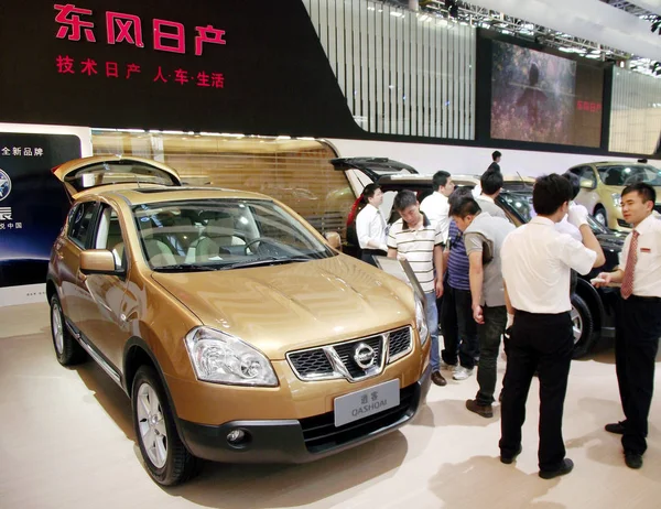 Návštěvníci Podívat Nissan Trail Dongfeng Sensitive Joint Venture Mezi Nissan — Stock fotografie
