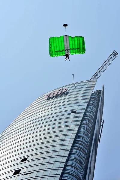 Austrian Climber Michael Kemeter Parachutes 268 Meter High Skyscraper North — Stock Photo, Image