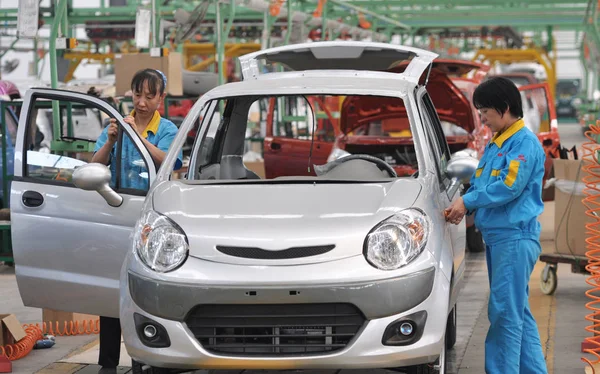 Chinese Workers Assemble Electric Cars Assembly Line Plant Shandong Wido — Stock Photo, Image