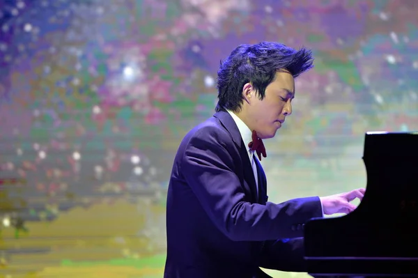 Pianista Chino Yundi Presenta Durante Phoenix Fashion Choice 2013 Beijing — Foto de Stock