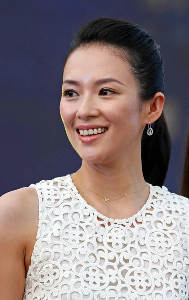 2013 日中部中国河南省鄭州市の住宅プロジェクトのプロモーション イベントで笑顔を見せる中国の女優チャン ツィイー — ストック写真