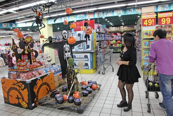 中国の顧客は 2013年10月24日 浙江省東部の浙江省沙興市のスーパーマーケットで販売のためのハロウィーンのおもちゃを通り過ぎる — ストック写真