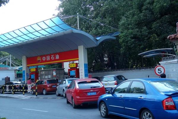 2013年8月30日 中国東部江蘇省南京市のペトロチナの親会社 Cnpc 中国国家石油公社 のガソリンスタンドに燃料補給される車が並ぶ — ストック写真