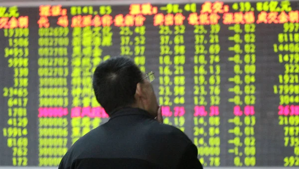 2013年11月8日 中国东部山东省青岛一家股票经纪公司的股价 价格上涨为红色 价格下跌为绿色 — 图库照片