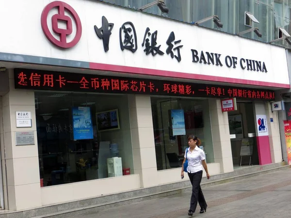 Pedestre Passa Por Uma Filial Banco China Boc Yichang Província — Fotografia de Stock