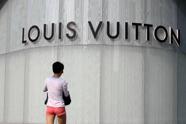 Peatón Pasa Junto Logotipo Marca Lujo Louis Vuitton Shanghai China — Foto de Stock