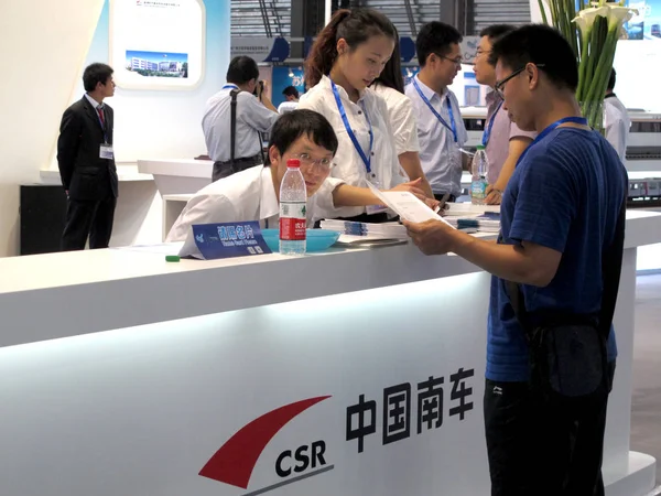 Besökare Läser Broschyr Montern Csr China South Locomotive Rullande Materiel — Stockfoto