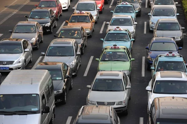 Fordon Rör Dig Långsamt Trafikstockning Jiangsu Road Centrala Shanghai Kina — Stockfoto