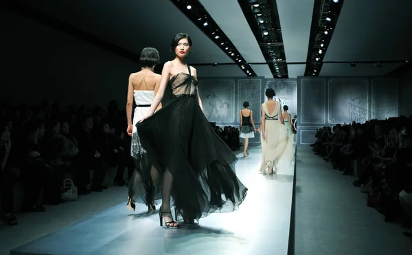 Modelleri Geçit Töreni Sırasında Dior 2012 Ilkbahar Yaz Moda Yeni — Stok fotoğraf