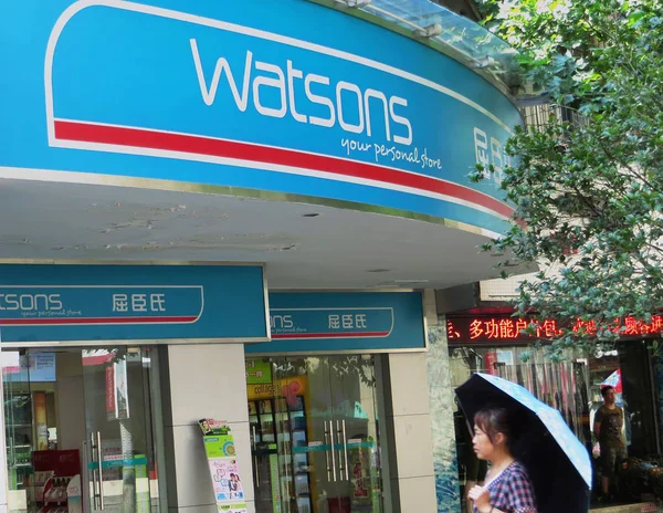 Pedestre Passa Por Uma Loja Watsons Cidade Yichang Província Central — Fotografia de Stock