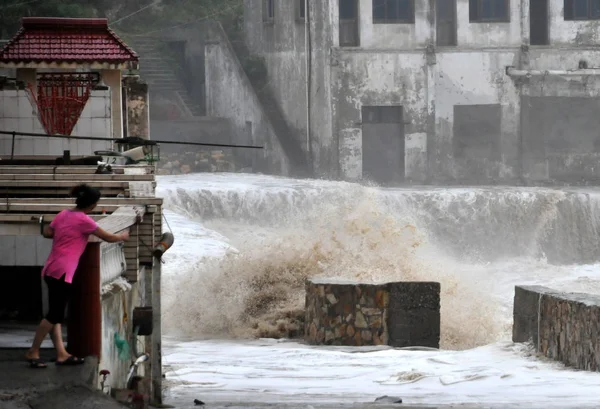 Des Vagues Énormes Attaquent Des Bâtiments Sur Rive Alors Que — Photo