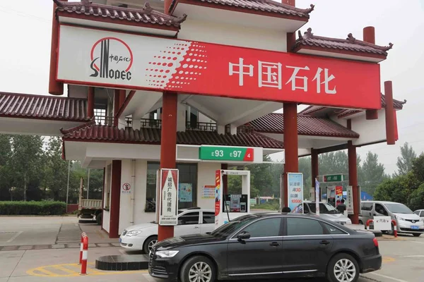 Auto Tanken Wacht Een Tankstation Van Sinopec Suzhou East Chinas — Stockfoto