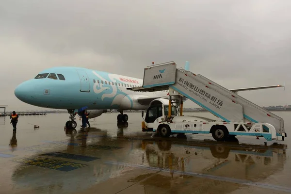 Avion A320 Airbus Zhejiang Loong Airlines Atterrit Sur Aéroport International — Photo