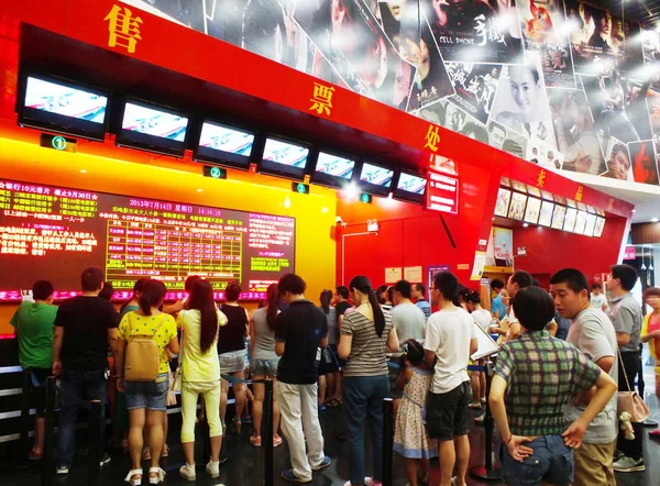 Des Cinéphiles Chinois Font Queue Pour Acheter Des Billets Cinéma — Photo