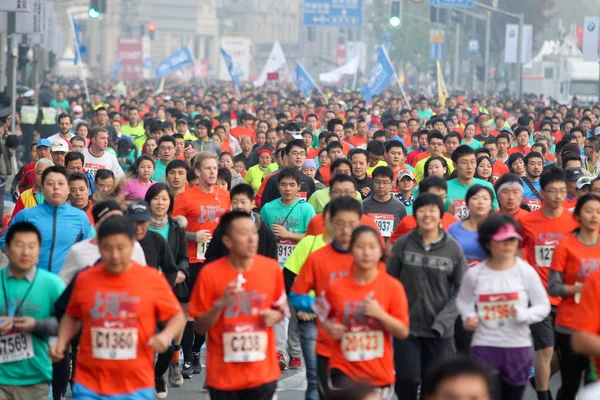 Uczestnicy Konkurują 2013 Shanghai International Marathon Szanghaju Chiny Grudnia 2013 — Zdjęcie stockowe