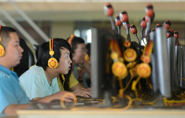 Młodzi Chińczycy Internautów Surfować Internecie Kawiarence Internetowej Taiyuan Centralnej Prowincji — Zdjęcie stockowe