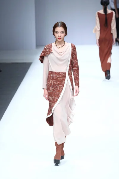 모델은 디자이너 Huiqing 베이징 중국에는 2014 2013 Lianvis Huiqing 컬렉션 — 스톡 사진