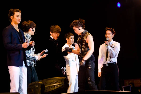 Membri Della Boy Band Sudcoreana 2Pm Esibiscono Durante Loro Debutto — Foto Stock