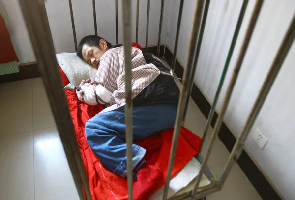 Year Old Διανοητικά Άρρωστο Πενγκ Weiqing Είναι Κλουβί Στο Σπίτι — Φωτογραφία Αρχείου