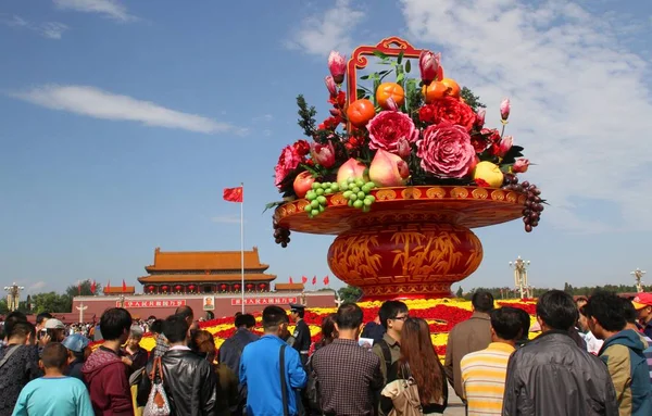 Les Touristes Regardent Vase Géant Mètres Haut Qui Devait Célébrer — Photo