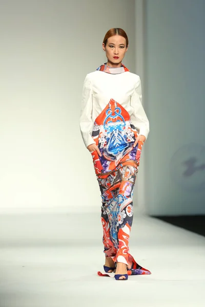 モデルは 2013 上海に上海ロンドンファッションウィークの春 2014 年中にドラマのファッションショーで新しい創造を表示します — ストック写真