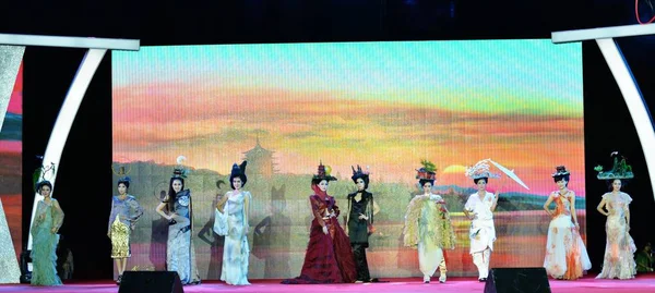 Chińskie Modele Wyświetlić Nową Fryzurę Kreacje Wyświetlono Dziesięć Poglądy West — Zdjęcie stockowe