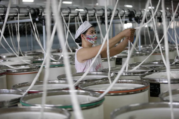 Uma Trabalhadora Chinesa Lida Com Produção Fios Serem Exportados Para — Fotografia de Stock