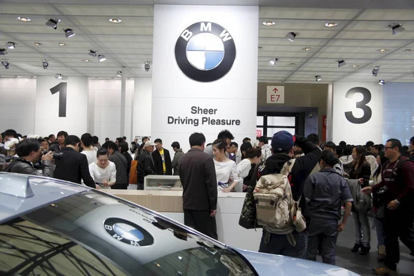 Stand Van Bmw Van Menigte Van Bezoeker Tijdens 15E Shanghai — Stockfoto