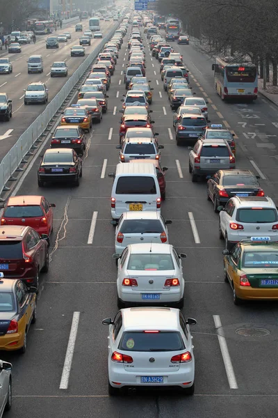 Masas Automóviles Mueven Lentamente Atasco Tráfico Una Carretera Beijing China — Foto de Stock